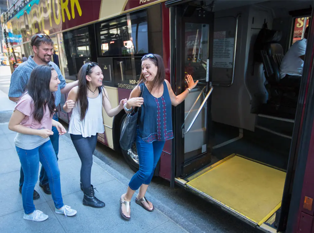 family-hopping-on-a-big-bus-tour-in-new-york_2.webp