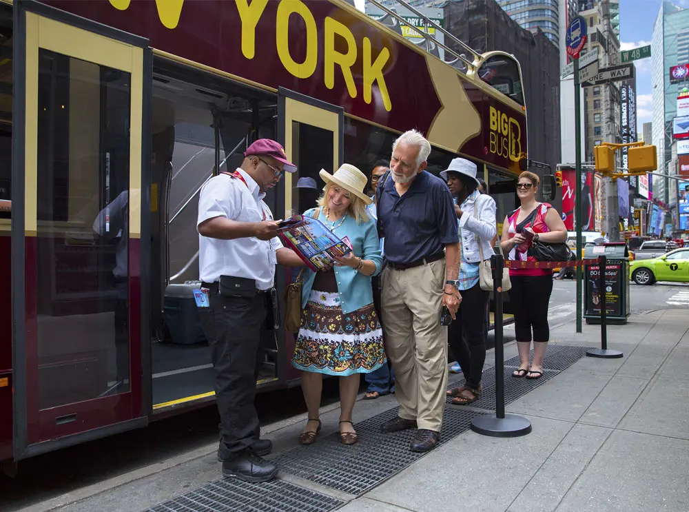 passengers-speaking-to-big-bus-tours-staff-member_2.webp